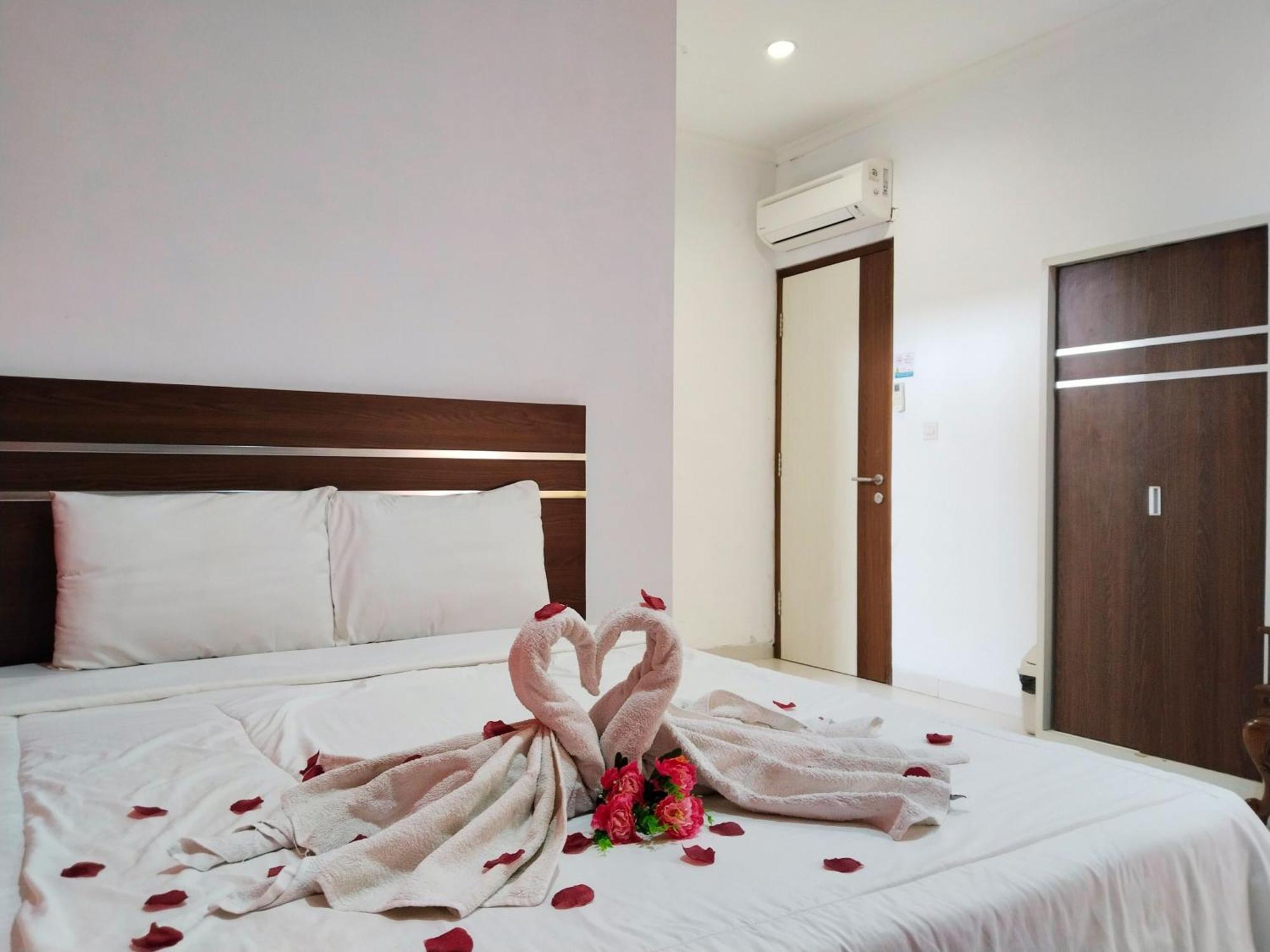 Dejati House Hotel Bekasi Exterior photo